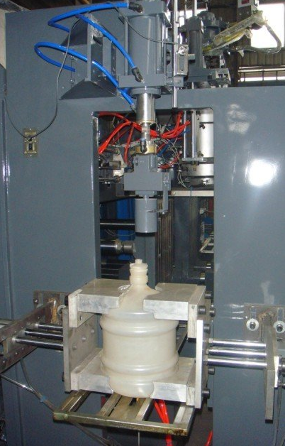 Automatic blow molding machine