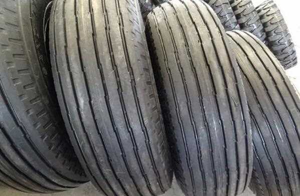 Wide tread and streamlined pattern sand tires