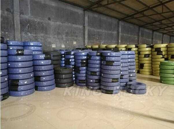 Round shoulder desert tyres for off road vehicle