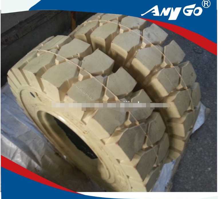 Forklift solid tyre with a rich Natural Rubber tread