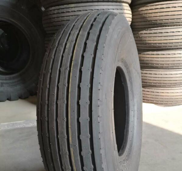 Wide tread and streamlined pattern sand tires